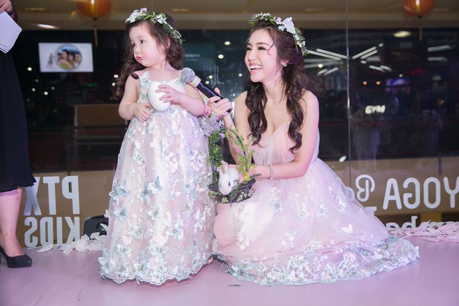 Mê mệt ngắm vẻ đẹp thiên thần của con gái Elly Trần khi lần đầu diễn thời trang cùng mẹ - Ảnh 11.