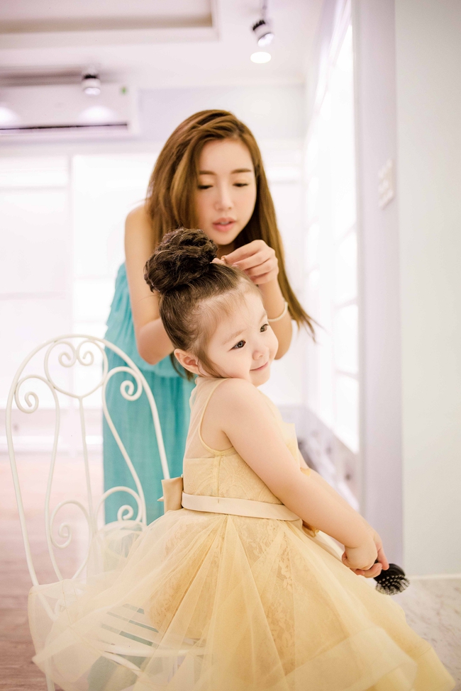 Con gái Elly Trần đáng yêu đến chảy tim khi mặc váy đôi nô đùa bên mẹ - Ảnh 4.