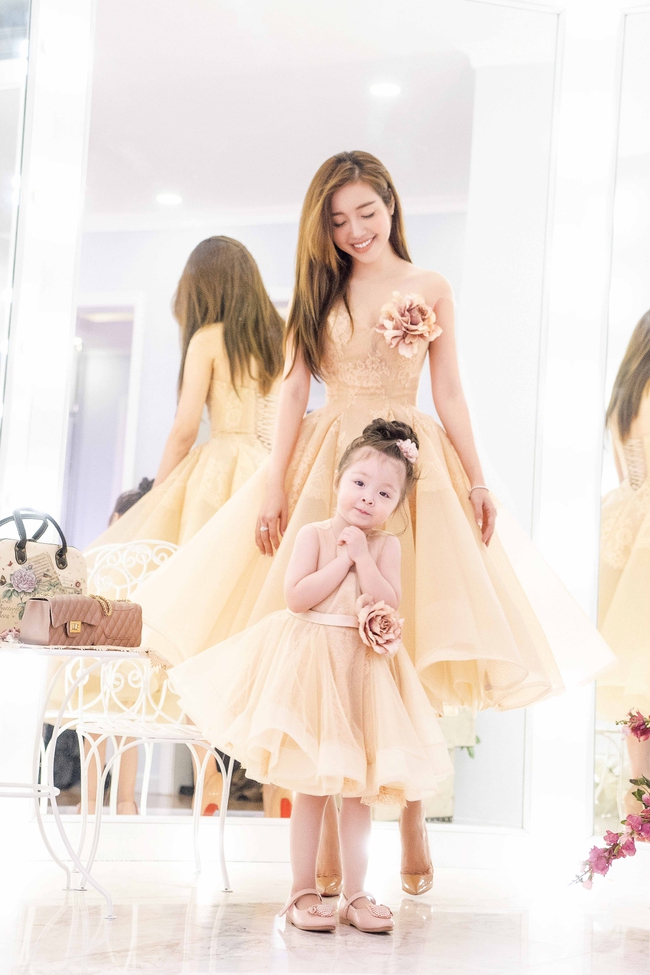 Con gái Elly Trần đáng yêu đến chảy tim khi mặc váy đôi nô đùa bên mẹ - Ảnh 2.