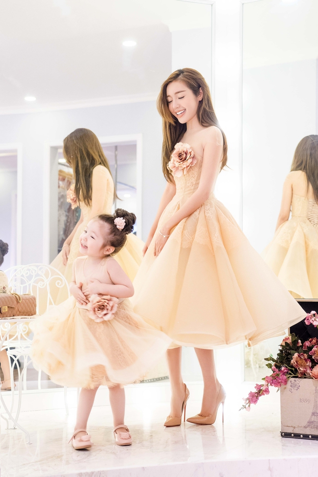 Con gái Elly Trần đáng yêu đến chảy tim khi mặc váy đôi nô đùa bên mẹ - Ảnh 3.
