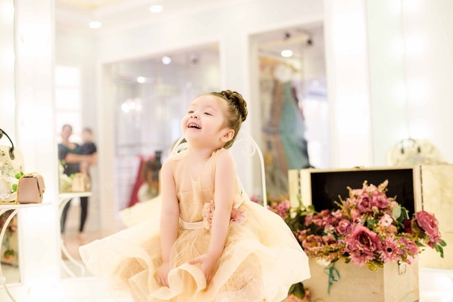 Con gái Elly Trần đáng yêu đến chảy tim khi mặc váy đôi nô đùa bên mẹ - Ảnh 10.