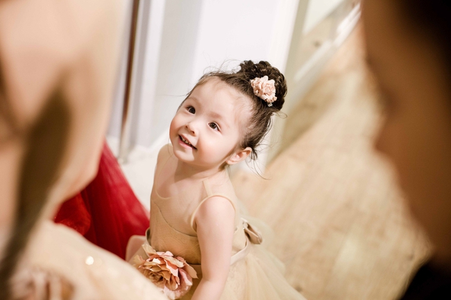 Con gái Elly Trần đáng yêu đến chảy tim khi mặc váy đôi nô đùa bên mẹ - Ảnh 12.