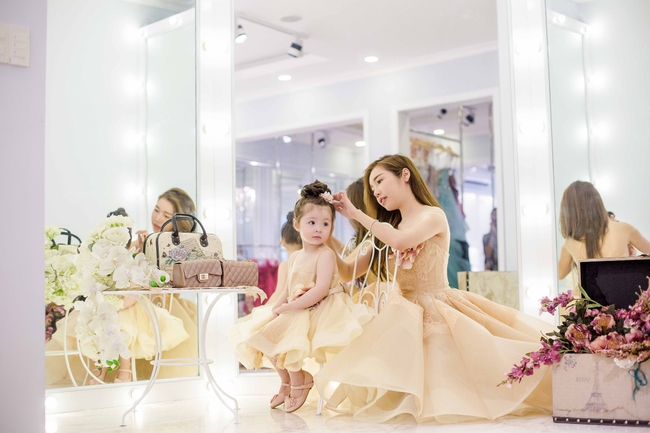 Con gái Elly Trần đáng yêu đến chảy tim khi mặc váy đôi nô đùa bên mẹ - Ảnh 5.