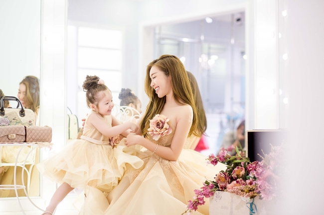 Con gái Elly Trần đáng yêu đến chảy tim khi mặc váy đôi nô đùa bên mẹ - Ảnh 7.