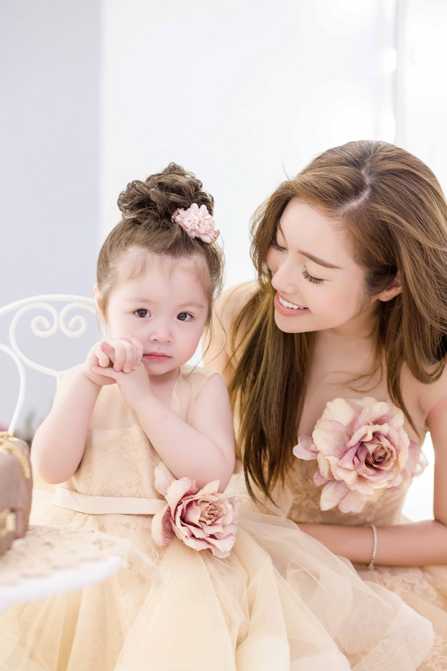 Con gái Elly Trần đáng yêu đến chảy tim khi mặc váy đôi nô đùa bên mẹ - Ảnh 1.