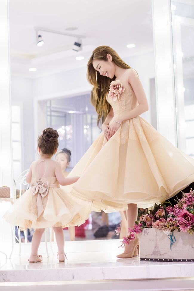 Con gái Elly Trần đáng yêu đến chảy tim khi mặc váy đôi nô đùa bên mẹ - Ảnh 8.