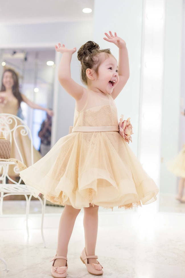Con gái Elly Trần đáng yêu đến chảy tim khi mặc váy đôi nô đùa bên mẹ - Ảnh 9.