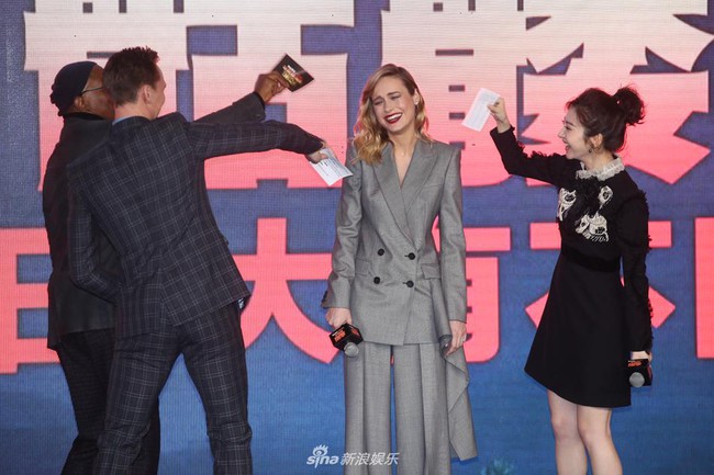 Bị chê dở thì đã sao, đệ nhất mỹ nữ Cảnh Điềm vẫn cười tít mắt vui đùa với Tom Hiddleston - Ảnh 8.