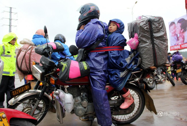 Trung Quốc: Bố buộc con sau xe máy, vượt 400km để về quê ăn tết - Ảnh 1.