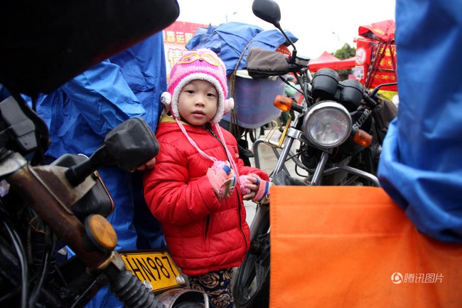 Trung Quốc: Bố buộc con sau xe máy, vượt 400km để về quê ăn tết - Ảnh 3.
