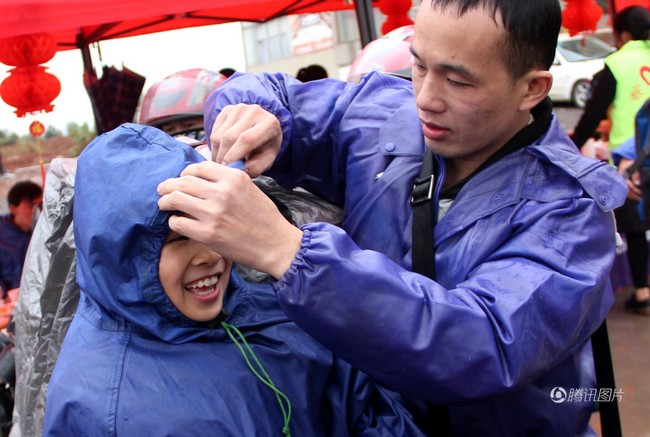 Trung Quốc: Bố buộc con sau xe máy, vượt 400km để về quê ăn tết - Ảnh 2.