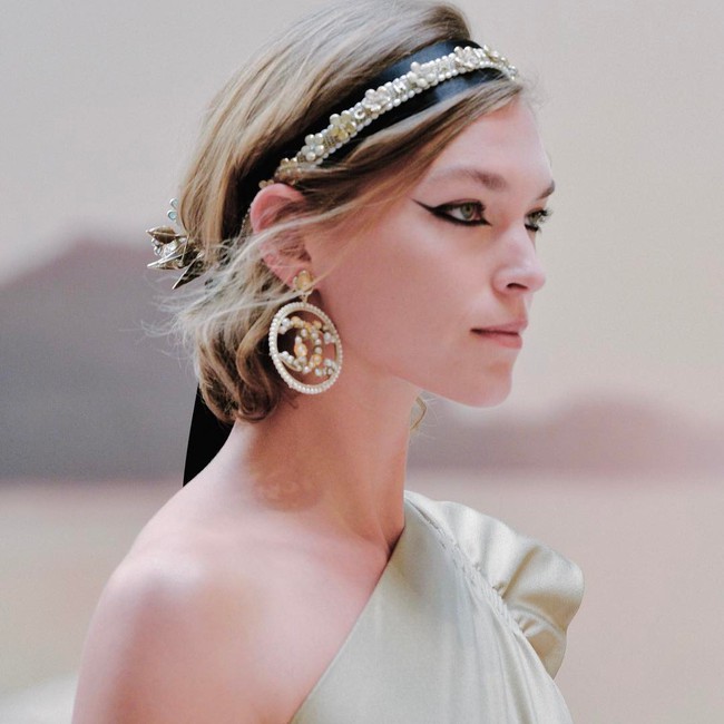 Hết đưa người xem lên vũ trụ, Chanel lại biến runway thành Hy Lạp cổ đại - Ảnh 25.