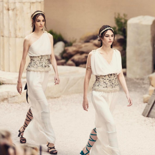 Hết đưa người xem lên vũ trụ, Chanel lại biến runway thành Hy Lạp cổ đại - Ảnh 26.