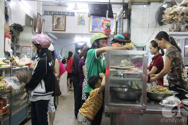 Người Sài Gòn xếp hàng chờ mua đồ ăn chay ngày rằm tháng Giêng - Ảnh 6.