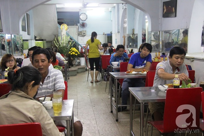 Người Sài Gòn xếp hàng chờ mua đồ ăn chay ngày rằm tháng Giêng - Ảnh 11.