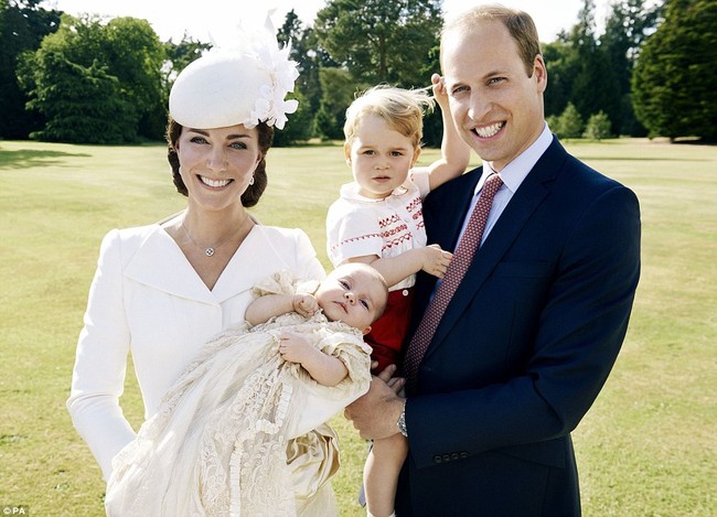 Chớp mắt một cái, tiểu công chúa nhà hoàng tử William và công nương Kate đã lớn và đáng yêu nhường này - Ảnh 3.