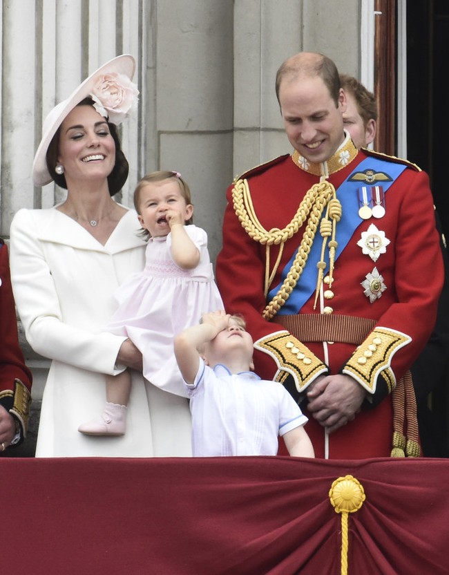 Chớp mắt một cái, tiểu công chúa nhà hoàng tử William và công nương Kate đã lớn và đáng yêu nhường này - Ảnh 6.