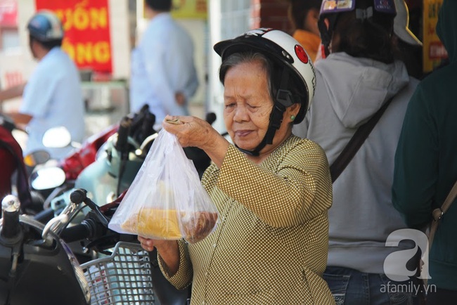 Người Sài Gòn xếp hàng chờ mua đồ ăn chay ngày rằm tháng Giêng - Ảnh 15.