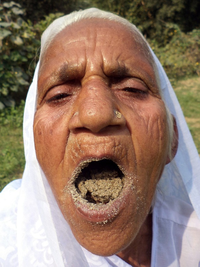 Bà cụ 78 tuổi ăn 2kg cát mỗi ngày suốt 6 thập kỷ qua - Ảnh 1.