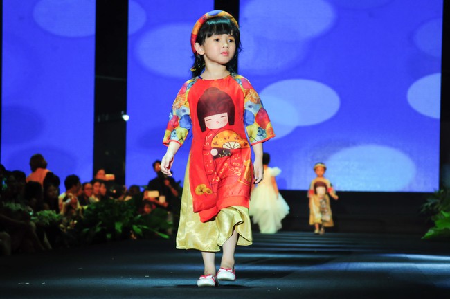 Loạt mẫu nhí siêu xinh gây ấn tượng cho 2 ngày đầu Tuần lễ thời trang thiếu nhi Việt Nam - Ảnh 18.