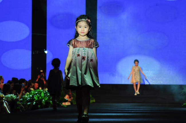 Loạt mẫu nhí siêu xinh gây ấn tượng cho 2 ngày đầu Tuần lễ thời trang thiếu nhi Việt Nam - Ảnh 21.