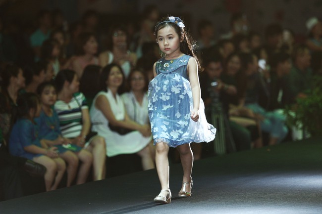 Loạt mẫu nhí siêu xinh gây ấn tượng cho 2 ngày đầu Tuần lễ thời trang thiếu nhi Việt Nam - Ảnh 20.