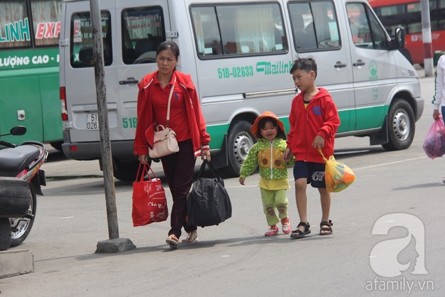 Người dân miền Tây đội nắng, tay xách nách mang trở lại Sài Gòn sau kì nghỉ Tết - Ảnh 12.