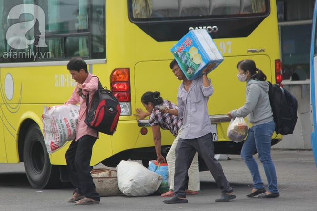 Người dân miền Tây đội nắng, tay xách nách mang trở lại Sài Gòn sau kì nghỉ Tết - Ảnh 13.