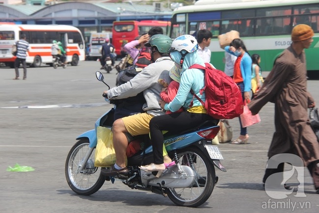 Người dân miền Tây đội nắng, tay xách nách mang trở lại Sài Gòn sau kì nghỉ Tết - Ảnh 14.