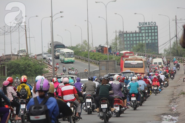 Người dân miền Tây đội nắng, tay xách nách mang trở lại Sài Gòn sau kì nghỉ Tết - Ảnh 5.