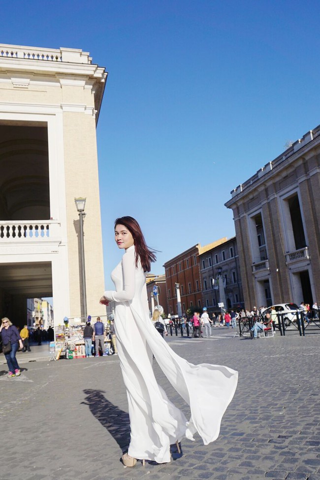 Á hậu Thùy Dung gây chú ý khi diện áo dài trắng tinh chụp ảnh ở châu Âu - Ảnh 1.