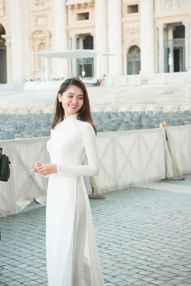 Á hậu Thùy Dung gây chú ý khi diện áo dài trắng tinh chụp ảnh ở châu Âu - Ảnh 3.