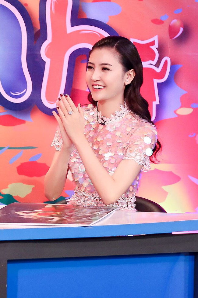 Hoa hậu Ngọc Duyên đẹp hút mắt với váy vảy cá lấp lánh - Ảnh 4.