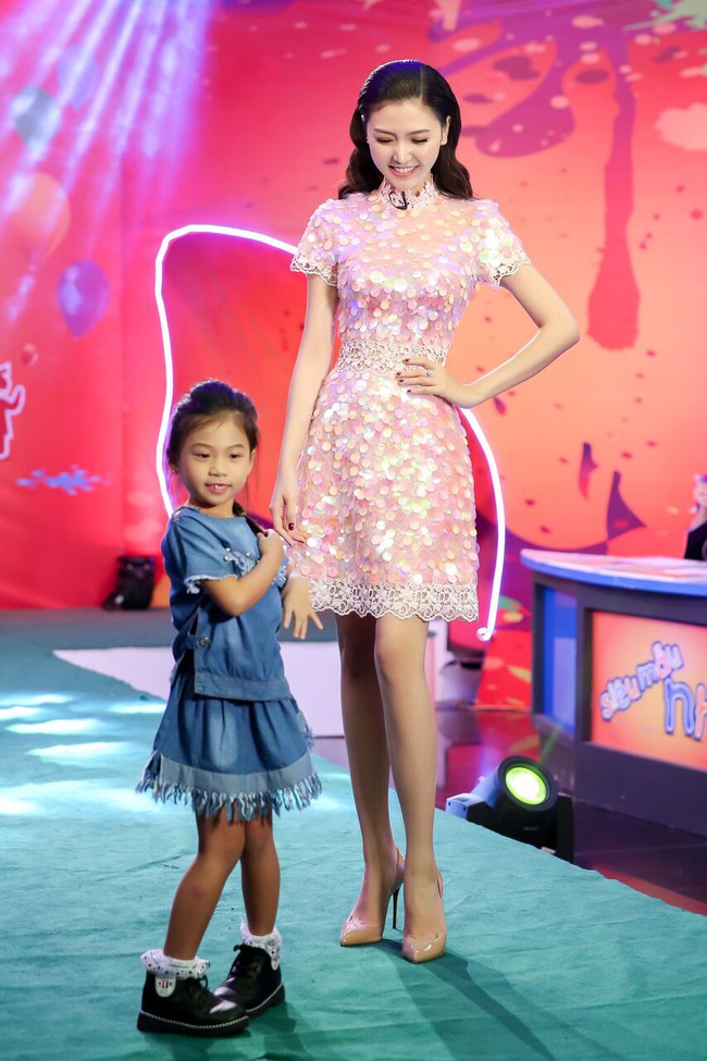 Hoa hậu Ngọc Duyên đẹp hút mắt với váy vảy cá lấp lánh - Ảnh 8.