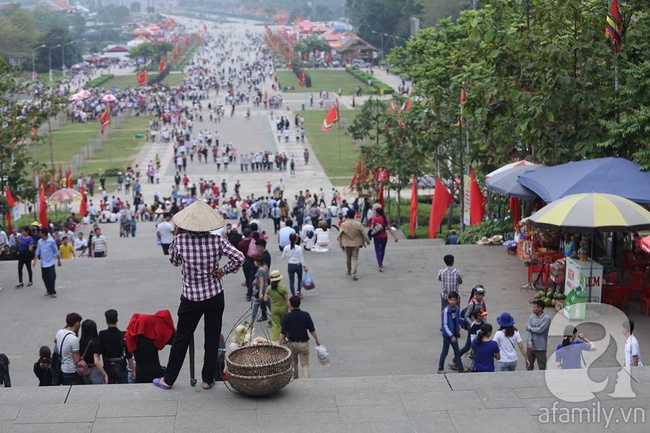 Trước ngày khai hội Đền Hùng, lượng người về không đông như dự đoán - Ảnh 2.