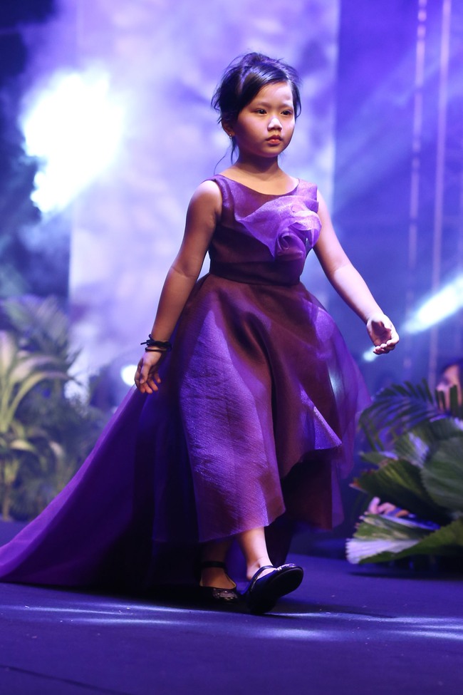 Loạt nhóc tì nhà sao Việt catwalk siêu tự tin cùng bố mẹ trên sàn diễn của Tuần lễ thời trang - Ảnh 18.