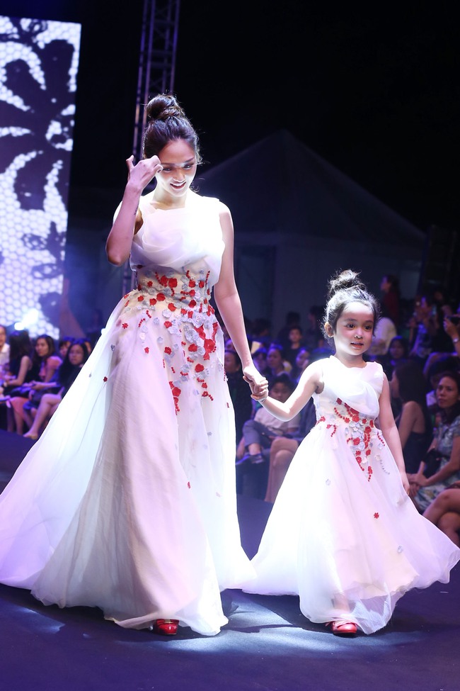 Loạt nhóc tì nhà sao Việt catwalk siêu tự tin cùng bố mẹ trên sàn diễn của Tuần lễ thời trang - Ảnh 28.