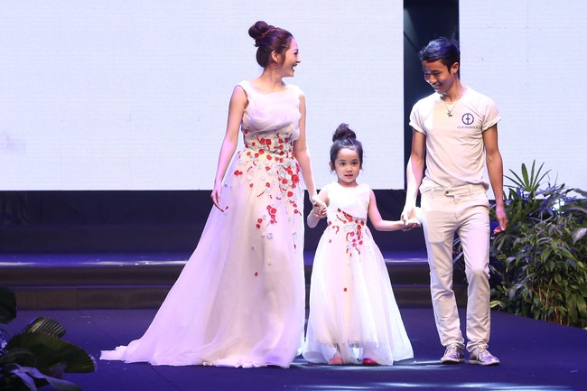 Loạt nhóc tì nhà sao Việt catwalk siêu tự tin cùng bố mẹ trên sàn diễn của Tuần lễ thời trang - Ảnh 30.