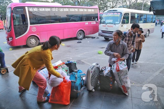 Mùng 4 Tết, người dân lại tay xách nách mang ùn ùn trở về Thủ đô sau đợt nghỉ - Ảnh 15.