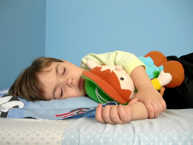 Giúp trẻ đi ngủ dễ dàng với 3 bài tập đơn giản - Ảnh 1.
