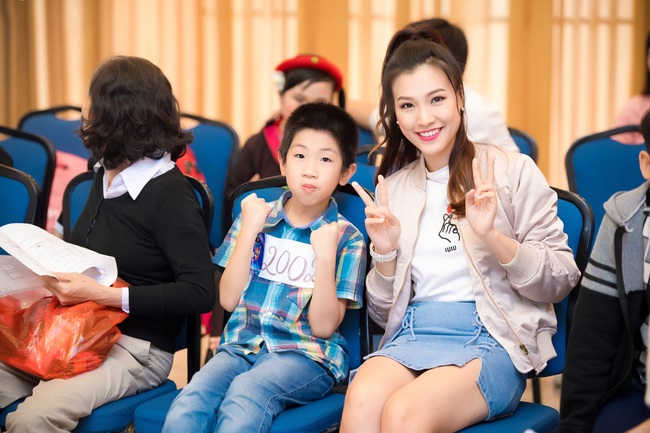 Á hậu Hoàng Oanh thấy mình trẻ gần chục tuổi khi dẫn Vietnam Idol Kids - Ảnh 3.