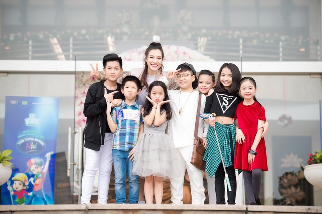 Á hậu Hoàng Oanh thấy mình trẻ gần chục tuổi khi dẫn Vietnam Idol Kids - Ảnh 10.