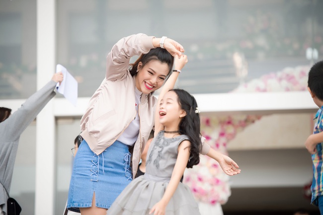 Á hậu Hoàng Oanh thấy mình trẻ gần chục tuổi khi dẫn Vietnam Idol Kids - Ảnh 4.