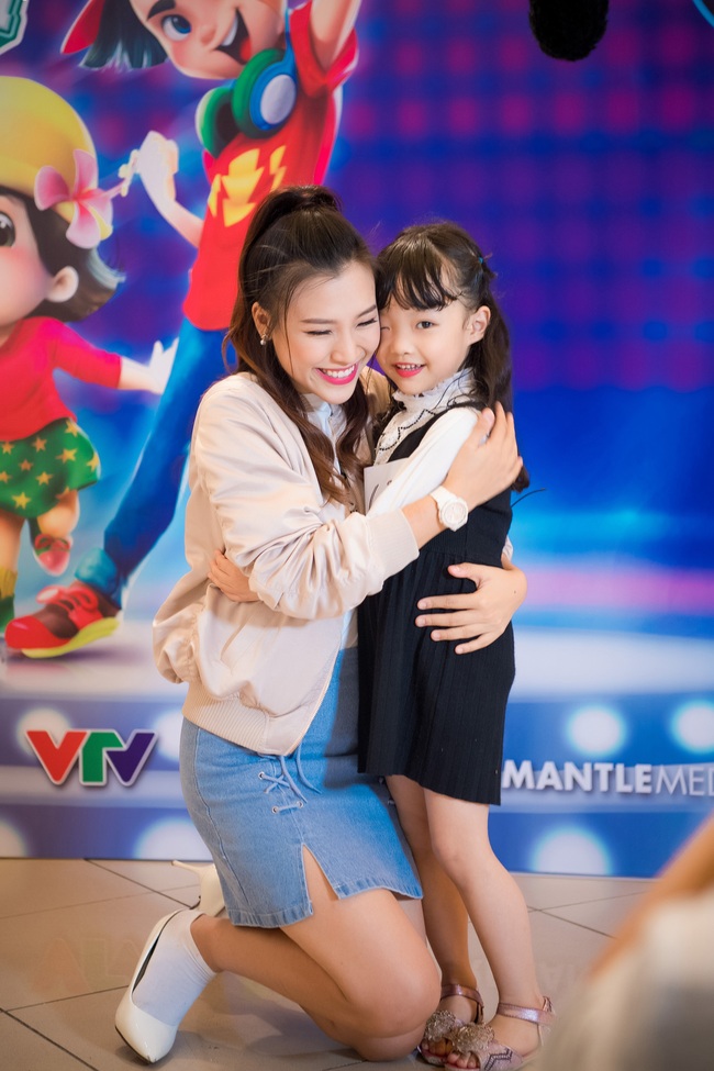 Á hậu Hoàng Oanh thấy mình trẻ gần chục tuổi khi dẫn Vietnam Idol Kids - Ảnh 2.