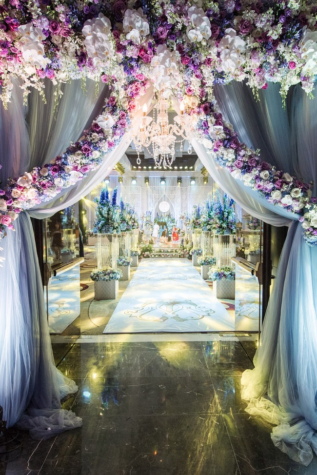 Đám cưới tiền tỷ sân khấu trải toàn hoa tươi nhập ngoại của cô dâu hoa khôi và chú rể Việt kiều - Ảnh 4.