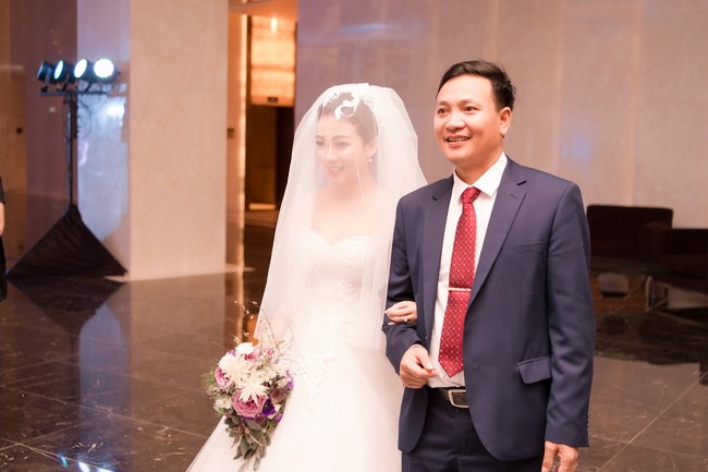 Đám cưới tiền tỷ sân khấu trải toàn hoa tươi nhập ngoại của cô dâu hoa khôi và chú rể Việt kiều - Ảnh 7.