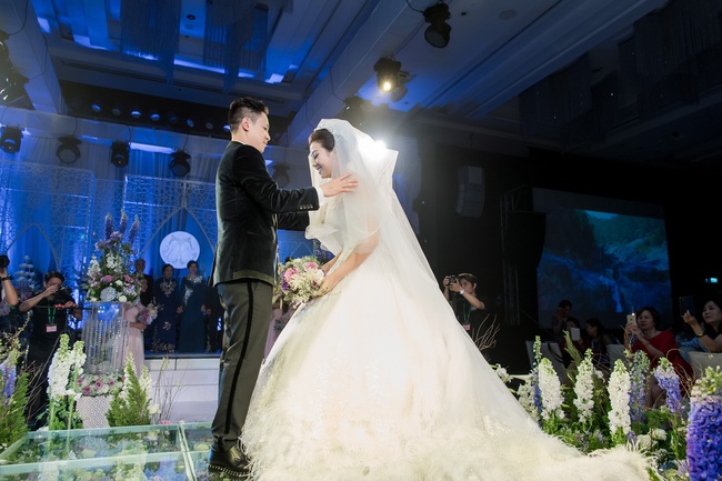 Đám cưới tiền tỷ sân khấu trải toàn hoa tươi nhập ngoại của cô dâu hoa khôi và chú rể Việt kiều - Ảnh 10.