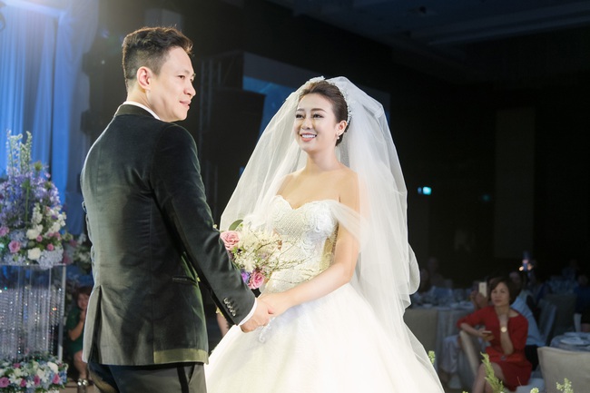 Đám cưới tiền tỷ sân khấu trải toàn hoa tươi nhập ngoại của cô dâu hoa khôi và chú rể Việt kiều - Ảnh 9.