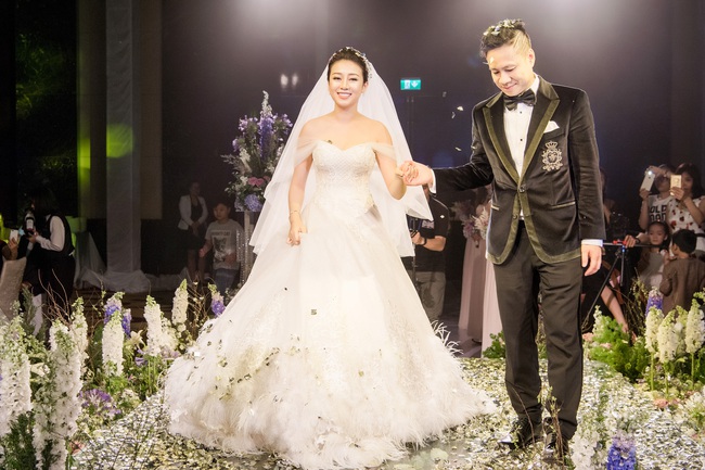 Đám cưới tiền tỷ sân khấu trải toàn hoa tươi nhập ngoại của cô dâu hoa khôi và chú rể Việt kiều - Ảnh 8.