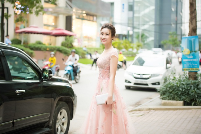 Hoa hậu Đỗ Mỹ Linh ngọt ngào như một nàng công chúa trong chiếc váy bồng bềnh - Ảnh 4.